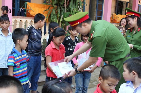 Đoàn trao quà tặng học sinh Trường tiểu học Cẩm Phong